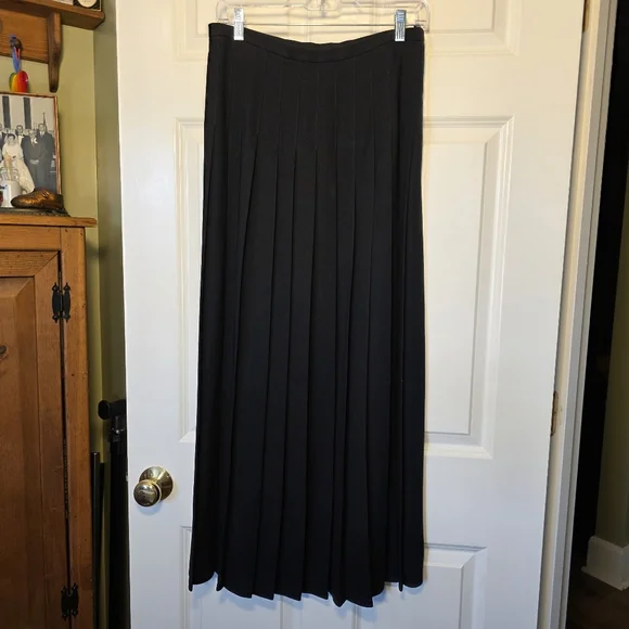bebe Pleated Black Maxi Skirt Sz 8 Like New - Picture 10 of 10